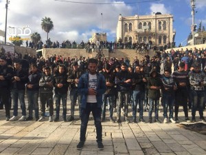 Les Palestiniens accomplissent des prières en masse devant la porte de Damas dans Jérusalem occupée, dans le cadre de leur protestation contre les décisions de Trump.1