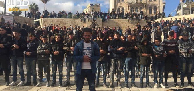 Les Palestiniens accomplissent des prières en masse devant la porte de Damas dans Jérusalem occupée, dans le cadre de leur protestation contre les décisions de Trump.
