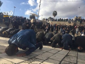 Les Palestiniens accomplissent des prières en masse devant la porte de Damas dans Jérusalem occupée, dans le cadre de leur protestation contre les décisions de Trump.2