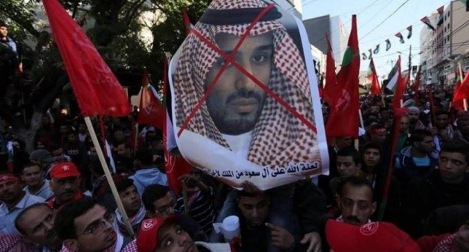 Les Palestiniens manifestent contre les Saouds Sur la pancarte, on peut y lire « Maudit soit la famille Al Saoud ! « 