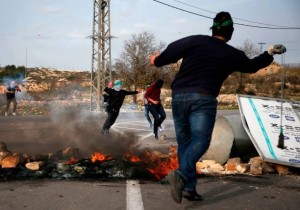Les affrontements d'aujourd'hui entre les jeunes palestiniens et les forces d'occupation contre la dernière déclaration de Trump sur Jérusalem - Ramallah.4