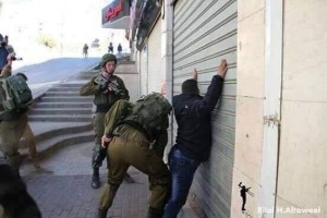 Les forces d'occupation israélienne arrêtent un jeune palestinien atteint de la trisomie 212