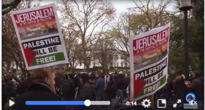 Les musulmans prient devant la maison blanche pour protester contre la décision du Président Trump