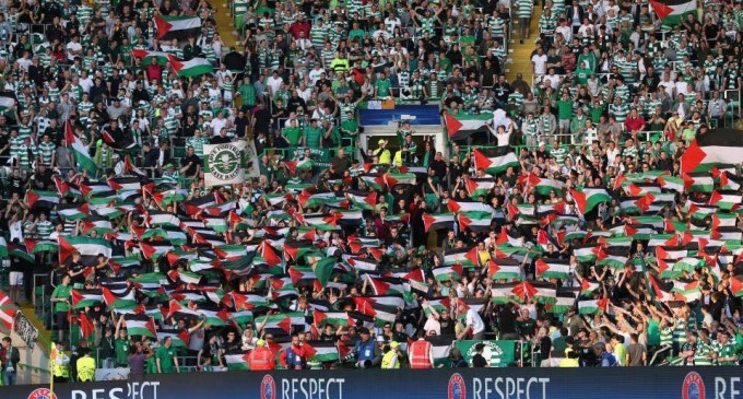 Les supporters de l’équipe de football écossaise – Celtic Glascow ont brandi ce week-end le drapeau de la Palestine lors du match