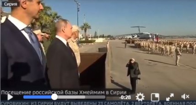 Poutine et Assad participent à une petite parade pour fêter la Victoire à la base aérienne Hmeimim en Syrie