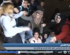 Regardez ce qu&rsquo;une palestinienne a fait à ce soldat israélien qui harcelait et agressait une jeune fille, essayant de frapper des manifestants à la porte de Damas à Jérusalem occupée.