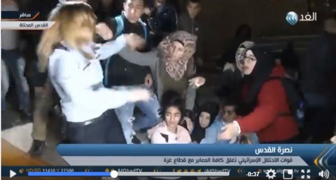 Regardez ce qu&rsquo;une palestinienne a fait à ce soldat israélien qui harcelait et agressait une jeune fille, essayant de frapper des manifestants à la porte de Damas à Jérusalem occupée.