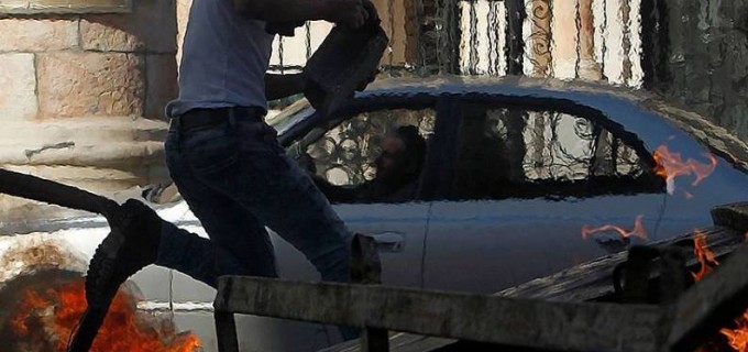 Résistez pour exister les jeunes palestiniens sont confrontés aux forces d’occupation israéliennes à l’entrée nord de Bayt laḥm, Cisjordanie occupée.