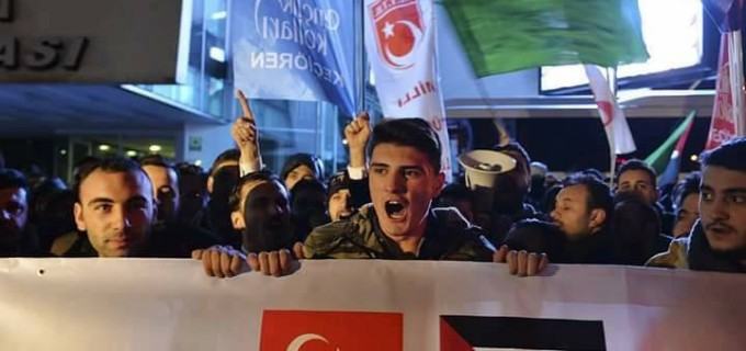 Turquie, Istanbul, les turcs manifestent en masse devant l’ambassade américaine