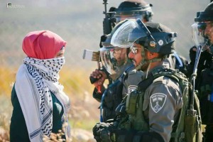 Une jeune palestinienne courageuse se tient face aux soldats israéliens, essayant de les empêcher d'arrêter son frère.1