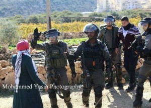 Une jeune palestinienne courageuse se tient face aux soldats israéliens, essayant de les empêcher d'arrêter son frère.4