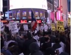Les citoyens de New York manifestent à Times Square en solidarité avec les Palestiniens et pour rejeter la décision de Trump de « reconnaître » Jérusalem, comme capitale d’Israël !