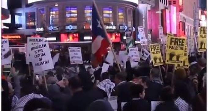 Les citoyens de New York manifestent à Times Square en solidarité avec les Palestiniens et pour rejeter la décision de Trump de « reconnaître » Jérusalem, comme capitale d’Israël !