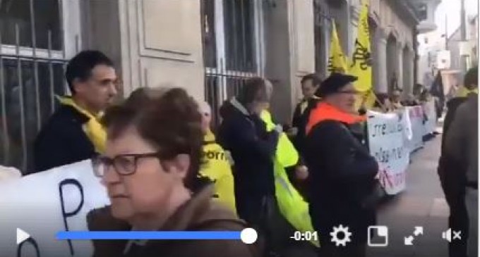 [Vidéo] | Les espagnoles organisent une manifestation devant le Parlement basque en Espagne pour demander l&rsquo;arrêt de l&rsquo;exportation d&rsquo;armes espagnoles vers l&rsquo;Arabie Saoudite par le port de Bilbao.