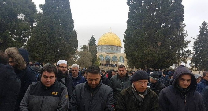 25 000 fidèles accomplissent la Prière du Vendredi dans la mosquée d’Al-Aqsa à Jérusalem occupée