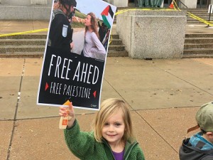 Des femmes manifestent à Saint Louis (Etats-Unis) en solidarité avec Ahed Tamimi1