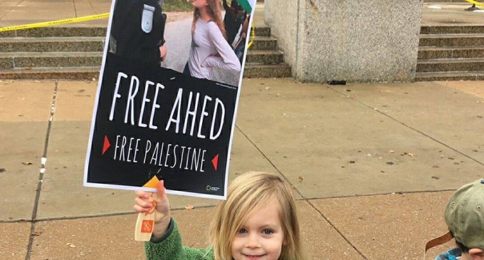 Des femmes manifestent à Saint Louis (Etats-Unis) en solidarité avec Ahed Tamimi