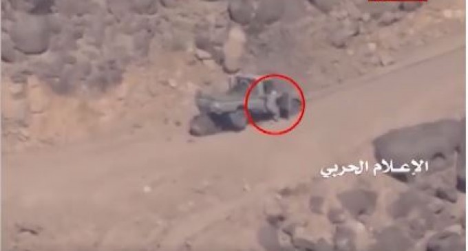 Regardez cette embuscade des résistants yéménites d’AnsarAllah qui détruisent 2 engins de l’armée saoudienne à Najran