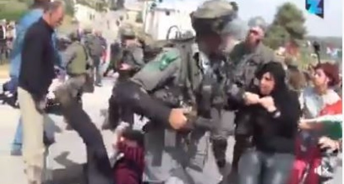Regardez comment les forces d&rsquo;occupation s&rsquo;en prennent aux femmes palestiniennes !