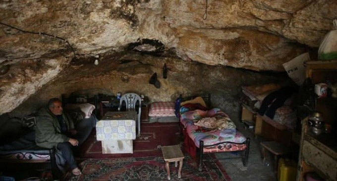 Saviez-vous que les habitants de la région de Khirbet Tana, à l’est de Naplouse, vivent dans des tentes et des grottes depuis des décennies