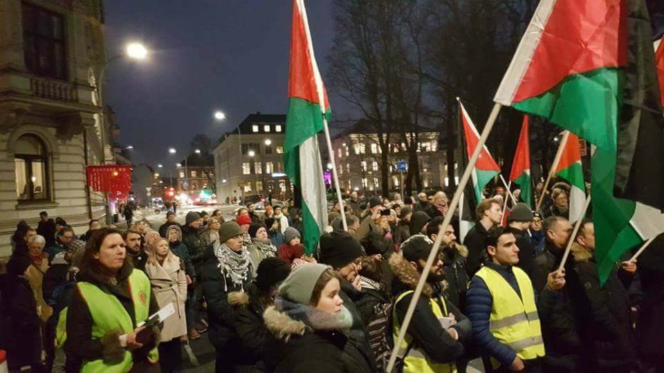 Une manifestation à Oslo aujourd'hui contre la décision de Trump et en solidarité avec les palestiniens2