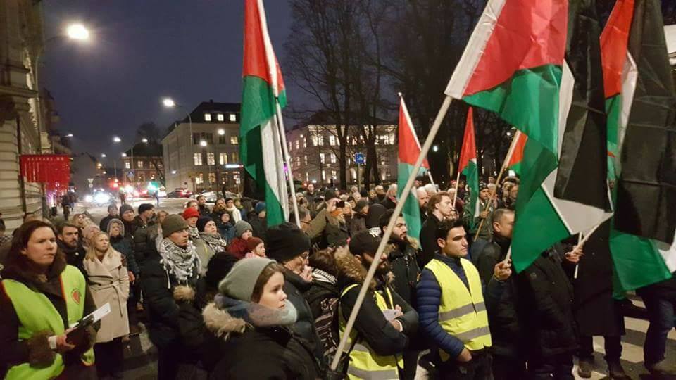 Une manifestation à Oslo aujourd'hui contre la décision de Trump et en solidarité avec les palestiniens4