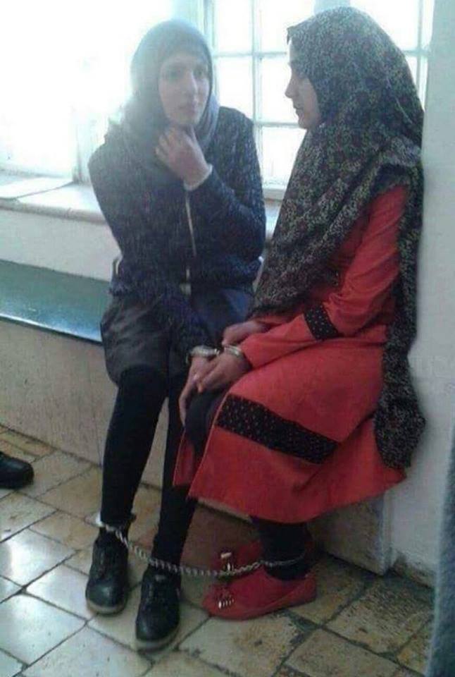 2 filles palestiniennes arrêtées et enchaînées par Israël pour des publications sur leurs comptes Facebook.