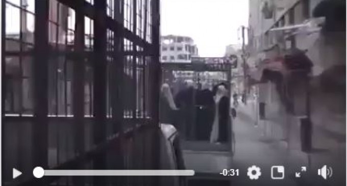 C&rsquo;est la Ghouta, et c&rsquo;est ainsi que les terroristes takfiri ont utilisé les frères et sœurs musulmans kidnappés comme boucliers humains !