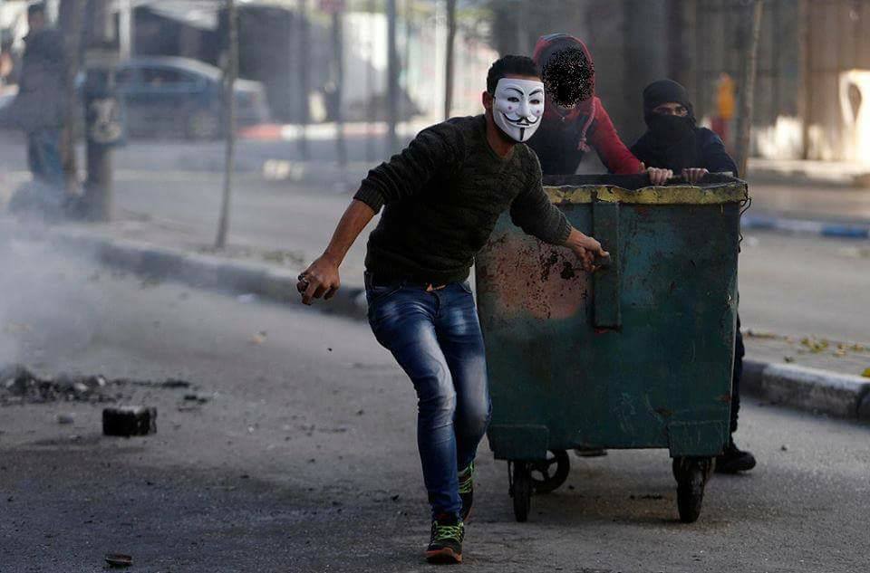 LES COURAGEUX PALESTINIENS AFFRONTENT LES FORCES D'OCCUPATION 2