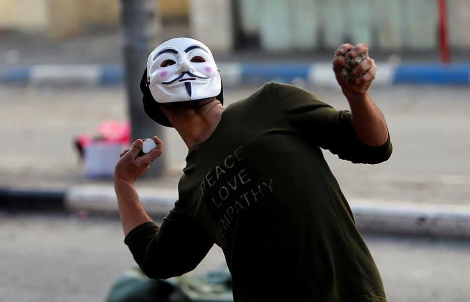 LES COURAGEUX PALESTINIENS AFFRONTENT LES FORCES D'OCCUPATION 3