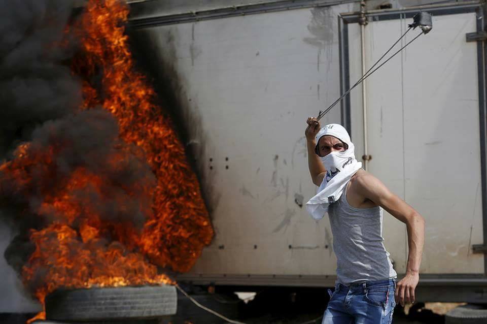 LES COURAGEUX PALESTINIENS AFFRONTENT LES FORCES D'OCCUPATION 4
