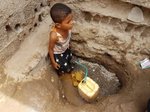 Le bombardement des sources d'eau potable au Yémen par la coalition Arabo-US a forcé des millions de personnes à boire de l'eau impure, à répandre le choléra.1