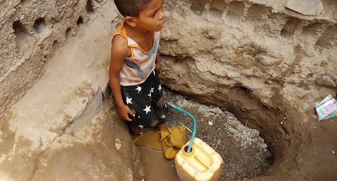 Le bombardement des sources d’eau potable au Yémen par la coalition Arabo-US a forcé des millions de personnes à boire de l’eau impure, à répandre le choléra