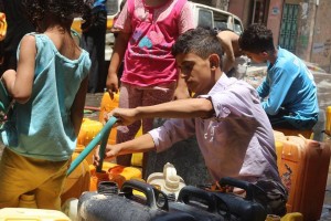 Le bombardement des sources d'eau potable au Yémen par la coalition Arabo-US a forcé des millions de personnes à boire de l'eau impure, à répandre le choléra.3