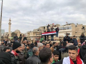Le drapeau syrien et des portraits du président al-Assad se lèvent dans la ville d'Afrin1