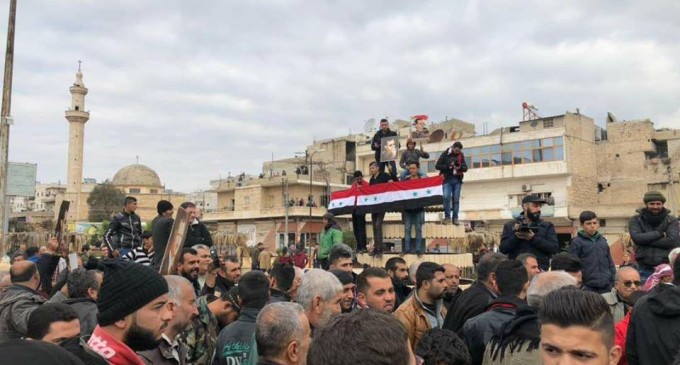 Le drapeau syrien et des portraits du président al-Assad se lèvent dans la ville d’Afrin