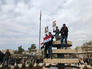 Le drapeau syrien et des portraits du président al-Assad se lèvent dans la ville d'Afrin2
