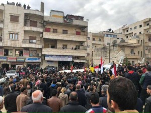 Le drapeau syrien et des portraits du président al-Assad se lèvent dans la ville d'Afrin4