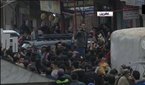 Le drapeau syrien et des portraits du président al-Assad se lèvent dans la ville d'Afrin5