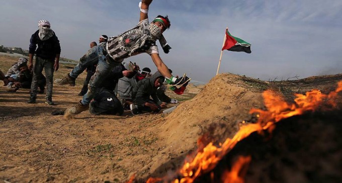 Les Palestiniens font face aux forces d’occupation, le long de la frontière de la bande de Gaza avec la Palestine occupée, le dixième vendredi de rage.