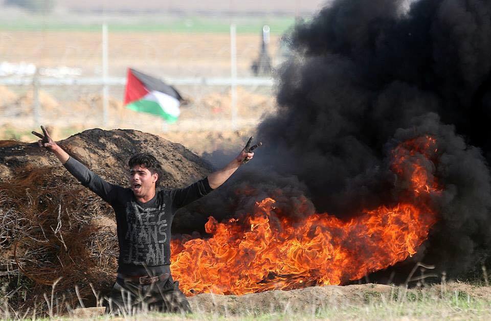 Les Palestiniens font face aux forces d'occupation, le long de la frontière de la bande de Gaza avec la Palestine occupée, le dixième vendredi de rage.4