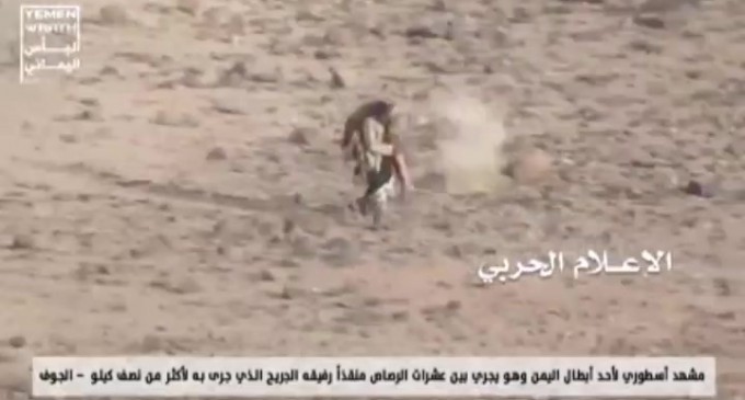 Regardez cette scène mythique rare d’un résistant yéménite évacuant un blessé au milieu des balles