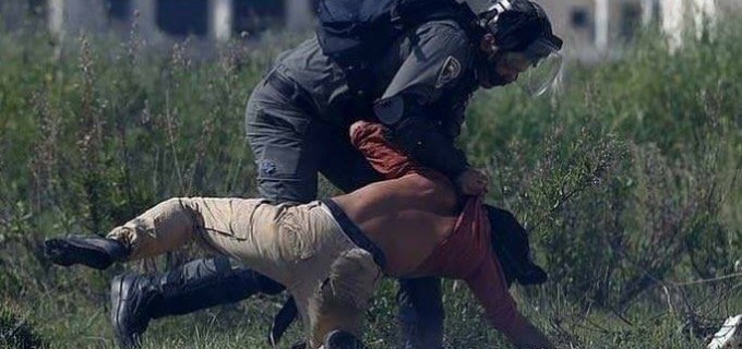 C’est ainsi que les forces israéliennes ont traité un militant allemand qui venait juste de participer à une manifestation palestinienne