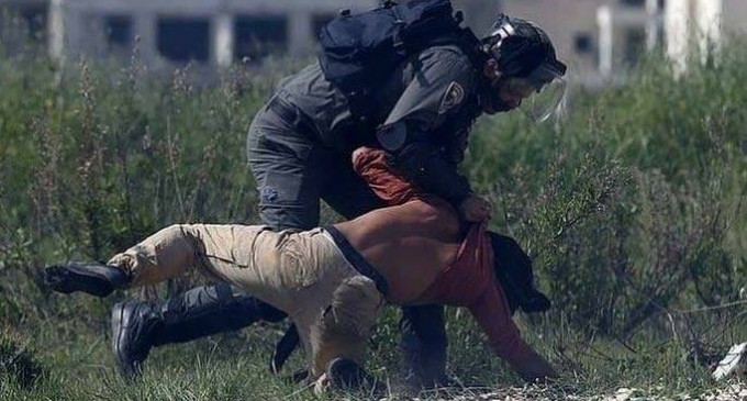 C’est ainsi que les forces israéliennes ont traité un militant allemand qui venait juste de participer à une manifestation palestinienne