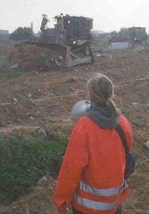 C’était le 16 mars 2003 à Gaza, Rachel Corrie, une militante américaine, a été tuée par un bulldozer israélien 4