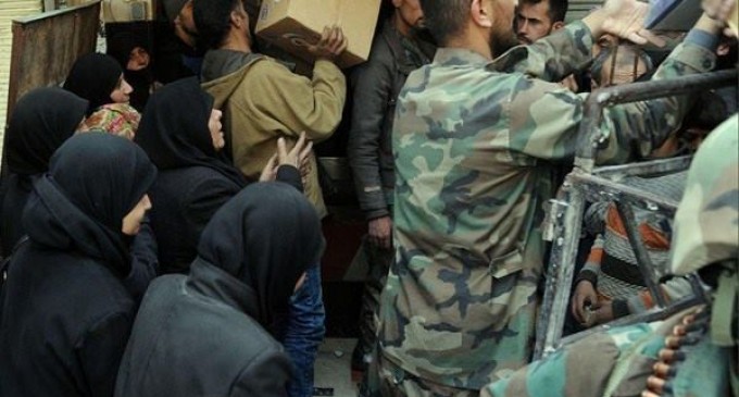 Photos – L’Armée Arabe Syrienne apporte une aide aux personnes dans la Ghouta orientale