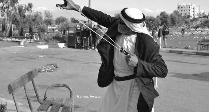 L’IMAGE DU JOUR : Un vieux palestinien utilise un lance-pierres pour affronter les soldats de l’occupation lors d’affrontements à l’entrée nord de la ville d’Al-Bireh, dans le centre de la Cisjordanie, hier.