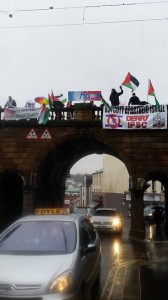 Les Irlandais ont escaladé les murs de Derry hier pour la Palestine, pour Ahed Tamimi & sa famille1