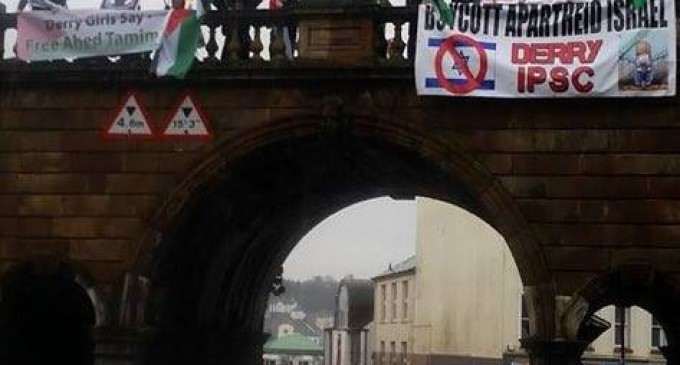 Les Irlandais ont escaladé les murs de Derry hier pour la Palestine, pour Ahed Tamimi & sa famille