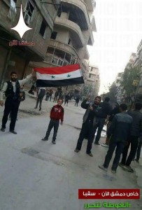 Les habitant de Hamuriyah et de Saqba dans la Ghouta orientale élèvent le drapeau syrien au milieu de leur ville et sortent dans les rues dans des manifestations pro-Syriennes.1